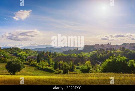 Skyline della città di Urbino e paesaggio rurale. Sito patrimonio dell'umanità dell'UNESCO. Regione Marche, Italia, Europa. Foto Stock