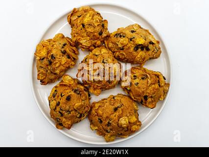Rose del deserto (biscotti alle rose del deserto). Biscotti all'uvetta ricoperti di fiocchi di mais Foto Stock