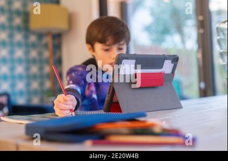 Scottish Borders, Scozia, Regno Unito. 11 Gennaio 2021. Regno Unito Covid, Coronavirus l'inizio ritardato al termine della primavera 2021 della scuola scozzese oggi, Mentre gli studenti di tutta la Scozia iniziano un periodo di scuola a casa a causa delle attuali misure di blocco per proteggere contro la diffusione di Covid 19/ Image mostra un ragazzo che si unisce a una registrazione di stile Microsoft Teams Zoom con l'insegnante di scuola all'inizio della giornata. Il locale Scottish Borders council ha rilasciato agli studenti iPad Apple che vengono ora utilizzati per l'apprendimento remoto. Credito immagine Alamy Live News Foto Stock