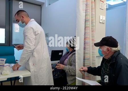 Un operatore sanitario israeliano prepara una dose di Pfizer-BioNTech Vaccino COVID-19 presso un centro di vaccinazione di Leumit Health Services A Gerusalemme come il paese continua a vaccinare la sua popolazione generale Foto Stock