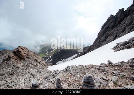 Forte scalatore in piedi su rocce. Cielo stoltoso. Natura e libertà. Foto Stock