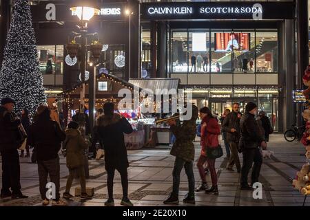 BELGRADO, SERBIA - 26 DICEMBRE 2020: Roma music band suonando per le strade di belgrado di notte con decorazioni natalizie e una folla. Queste bande a Foto Stock