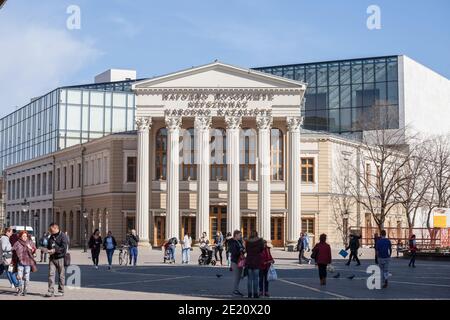 SUBOTICA, SERBIA - 29 MARZO 2019: Facciata del Teatro Nazionale di Subotica, con menzione del Teatro Nazionale in Serbo, Croato e Ungherese. Chiamato anche Foto Stock