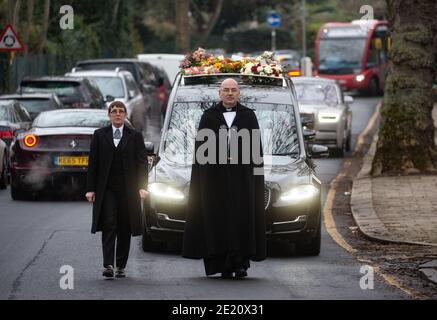 L'Hearse che porta il corpo di Dame Barbara Windsor arriva al crematorio Golders Green. Morì, all'età di 83 anni per malattia di Alzheimer. Foto Stock