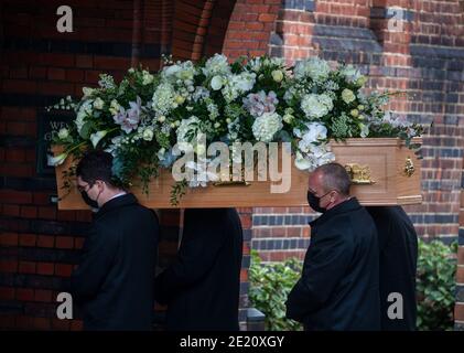 La bara che porta Dame Barbara Windsor, entra nella West Chapel al Golders Green crematorio. Morì, all'età di 83 anni, dopo aver combattuto contro il morbo di Alzheimer. Foto Stock