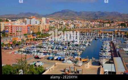 Puerto de Mazarron Murcia Spagna con barche nel porto vicino Il Mar Mediterraneo Foto Stock