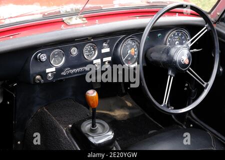 Interni e comandi della vecchia auto d'epoca "Austin Healey Sprite" di lusso esclusivo. Foto Stock