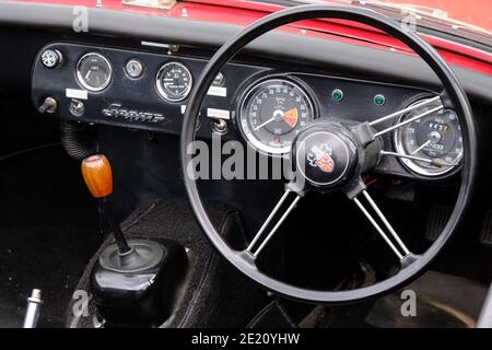 WROCLAW, POLONIA - AGOSTO, 2019: Interni e controlli della vecchia auto d'epoca di lusso esclusiva 'Austin Healey Sprite'. Foto Stock