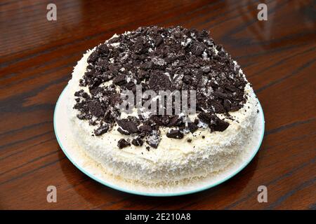 torta al cioccolato con glassa di cocco con biscotti oreo Foto Stock