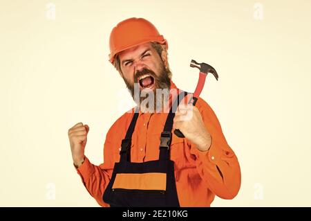 Lavoro tecnico. Impulso per i cambiamenti. Uomo maturo in uniforme. Ragazzo con martello. Buon martello. Suggerimenti essenziali per un corretto utilizzo del martello. Requisiti per i progetti. Tetto professionale master. Foto Stock