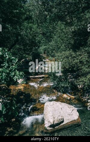 Paesaggio di montagne verdi in Sadernes, catalogna, spagna Foto Stock