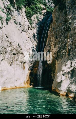 Paesaggio di cascata verde in Sadernes, catalogna, spagna Foto Stock