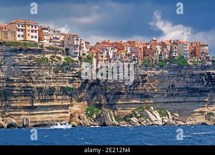 La città di Bonifacio e le sue scogliere, Corsica del Sud, Francia Foto Stock