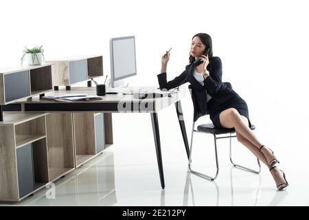 Chiama la signora d'affari in ufficio Foto Stock