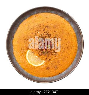 Zuppa di Ezogelin in ciotola grigia isolata su bianco. Cucina turca piatto tradizionale con lenticchie rosse, bulgaro e riso. Foto Stock
