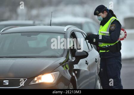 Dolni Dvoriste, Repubblica Ceca. 09 gennaio 2021. Controllo delle frontiere austriache al confine tra l'Austria e la Repubblica ceca di Dolni Dvoriste, il 9 gennaio 2020. L'Austria ha introdotto controlli alle frontiere a causa del peggioramento della pandemia del coronavirus. Credit: Vaclav Pancer/CTK Photo/Alamy Live News Foto Stock