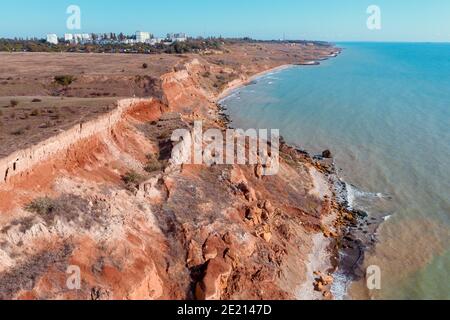 Stagcape con costa ripida di argilla. Mare in una giornata di sole Foto Stock