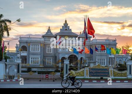 (210111) -- VIENTIANE, 11 gennaio 2021 (Xinhua) -- il Palazzo Presidenziale è decorato con bandiere a Vientiane, capitale del Laos, 8 gennaio 2021. I preparativi sono completi per l'undicesimo Congresso del Partito rivoluzionario popolare del Laos (LPRP) che si terrà questa settimana a metà gennaio, giorno locale Vientiane Times riferito Domenica. L'undicesimo Congresso del Partito LPRP si terrà a Vientiane, capitale del Laos, dal prossimo mercoledì al venerdì. (Foto di Kaikeo Saiyasane/Xinhua) Foto Stock