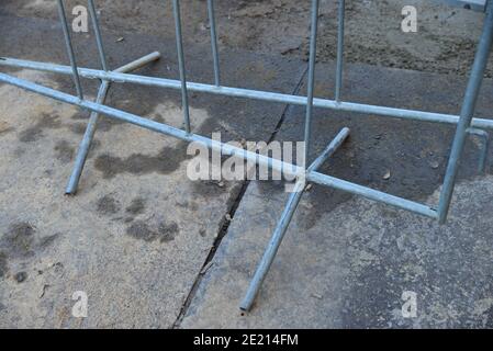 Vista dettagliata di una barriera in acciaio. Recinzione di costruzione contro l'ingresso del cantiere. Gambe fatte di tubi di acciaio dalla recinzione intorno al r Foto Stock