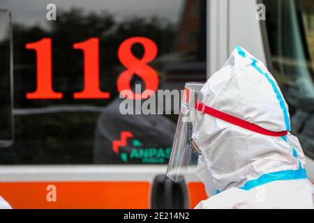 Medico con tuta protettiva in un'ambulanza italiana a causa di Covid-19 Coronavirus Foto Stock