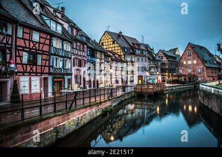 Eflections nel fiume delle case colorate di Colmar all'alba Foto Stock