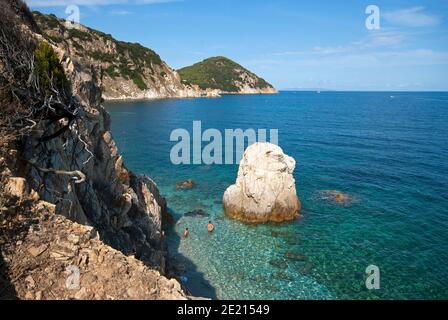 Mare tra la spiaggia di Sansone e la spiaggia di sorgente vicino a Portoferraio, Isola d'Elba, Toscana, Italia Foto Stock