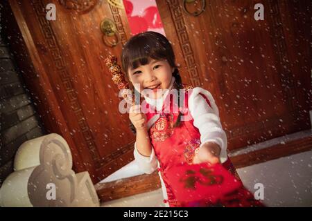 Felice bambina che tiene una confettura di bacche ricoperte di zucchero Foto Stock