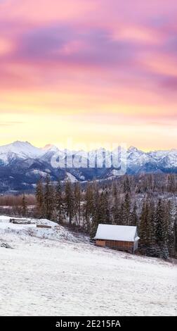 Scenografica alba viola sui Monti Tatra, Polonia. Foto Stock