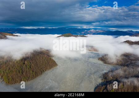 Antenna vista drone di inquinamento delle acque di una miniera di rame di sfruttamento. Residui chimici allagato ambiente naturale, bomba ecologica. Geamana Rosia Mo Foto Stock