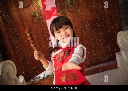 Mangiare zucchero-rivestito bacche felice bambina Foto Stock