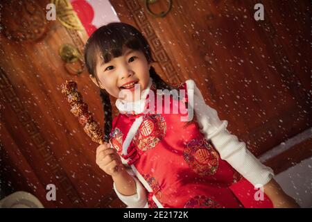 Mangiare zucchero-rivestito bacche felice bambina Foto Stock