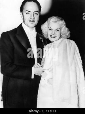 WILLIAM POWELL e JEAN HARLOW al settimo Academy Awards Banchetto al Biltmore Hotel Los Angeles il 27 febbraio 1935 dove È SUCCESSO UNA NOTTE ha vinto 1934 Best Film Direttore (Frank Capra) attore (Clark Gable) attrice (Claudette Colbert) E miglior scrittura - adattamento (Robert Riskin) Foto Stock