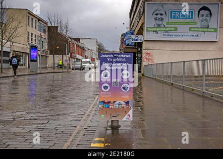 Swansea, Regno Unito. 11 Gennaio 2021. Segno di allontanamento sociale su Oxford Street nel tranquillo centro della città di Swansea questa mattina come blocco durante l'altezza della pandemia di Coronavirus continua in tutto il Regno Unito. Credit: Phil Rees/Alamy Live News Foto Stock