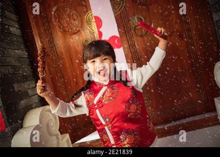 Felice bambina che tiene una confettura di bacche ricoperte di zucchero Foto Stock