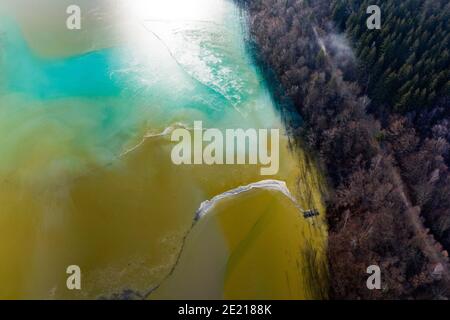 Antenna vista drone di inquinamento delle acque di una miniera di rame di sfruttamento. Residui chimici allagato ambiente naturale, bomba ecologica. Geamana Rosia Mo Foto Stock