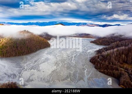 Antenna vista drone di inquinamento delle acque di una miniera di rame di sfruttamento. Residui chimici allagato ambiente naturale, bomba ecologica. Geamana Rosia Mo Foto Stock