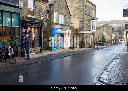 Ora deserta, vista della città di mercato normalmente occupato di Pateley Bridge nel AONB di Nidderdale. La sofferenza nel periodo di blocco della covid-19 nel gennaio 2021 Foto Stock