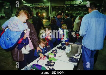 Rifugiati bosniaci, '1000 enfants pour l'hiver', convoglio umanitario Equilibre, Lione, Francia, 1992 Foto Stock