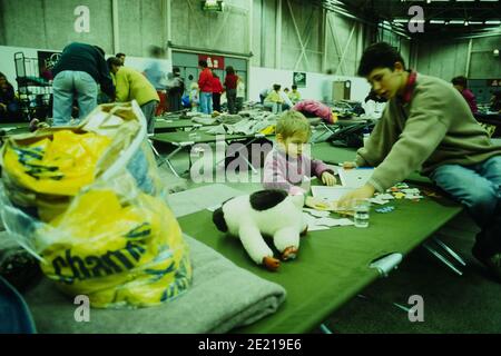 Rifugiati bosniaci, '1000 enfants pour l'hiver', convoglio umanitario Equilibre, Lione, Francia, 1992 Foto Stock