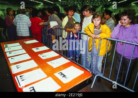 Rifugiati bosniaci, '1000 enfants pour l'hiver', convoglio umanitario Equilibre, Lione, Francia, 1992 Foto Stock