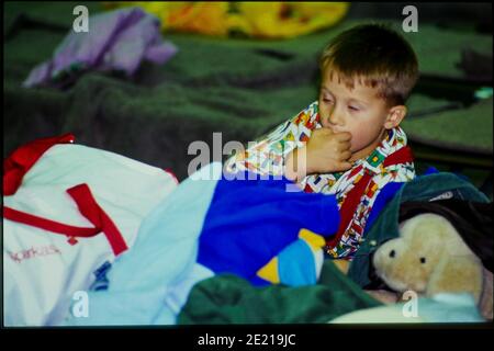 Rifugiati bosniaci, '1000 enfants pour l'hiver', convoglio umanitario Equilibre, Lione, Francia, 1992 Foto Stock