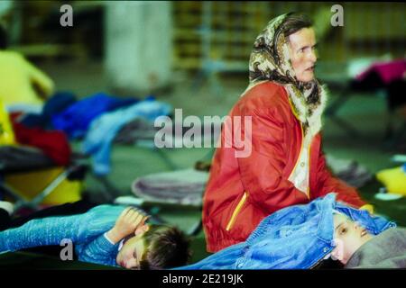 Rifugiati bosniaci, '1000 enfants pour l'hiver', convoglio umanitario Equilibre, Lione, Francia, 1992 Foto Stock