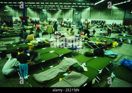 Rifugiati bosniaci, '1000 enfants pour l'hiver', convoglio umanitario Equilibre, Lione, Francia, 1992 Foto Stock