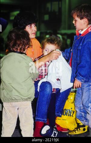 Rifugiati bosniaci, '1000 enfants pour l'hiver', convoglio umanitario Equilibre, Lione, Francia, 1992 Foto Stock