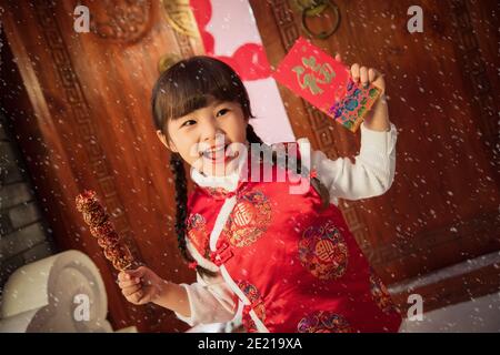 Felice bambina che tiene una confettura di bacche ricoperte di zucchero Foto Stock