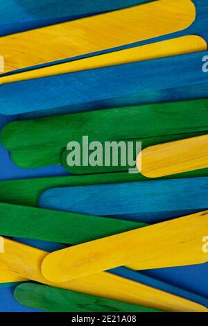 Astratto sfondo in legno. Bastoncino gelato colorato. Colorati papaveri di legno arcobaleno Foto Stock