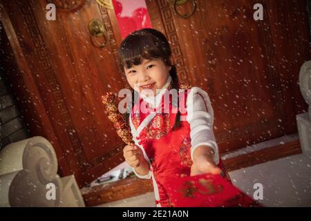 Mangiare zucchero-rivestito bacche felice bambina Foto Stock