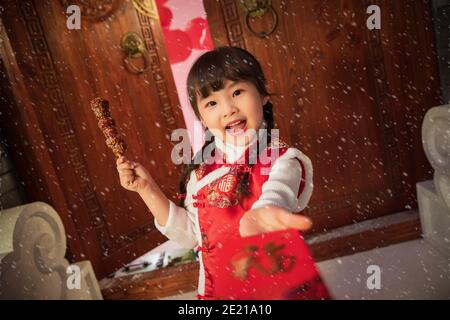 Mangiare zucchero-rivestito bacche felice bambina Foto Stock