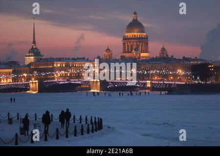 San Pietroburgo, Russia. 10 gennaio 2021. La gente cammina sul ghiaccio sul fiume Neva ghiacciato con una vista di fondo della Cattedrale di San Isacco a San Pietroburgo. Le temperature scese a -16°C nella seconda capitale della Russia. Credit: SOPA Images Limited/Alamy Live News Foto Stock