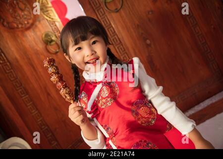 Mangiare zucchero-rivestito bacche felice bambina Foto Stock